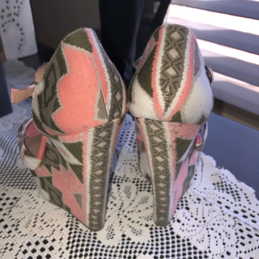 Open Toe Wedge Coral Aztec Print. - Picture 4 of 5
